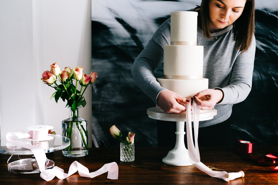 2020 wedding cake trends - decorate it yourself