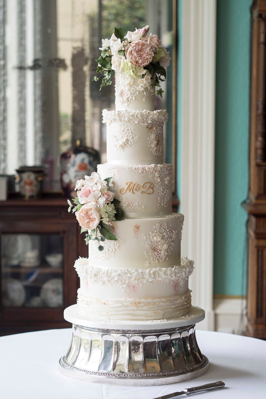 Elegant wedding cake by Cheshire wedding cake desiner, Suzanne Thorp at The Frostery